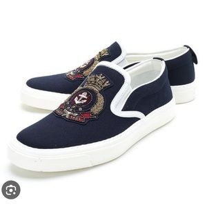Gucci navy canvas loafers with embroidery detail.